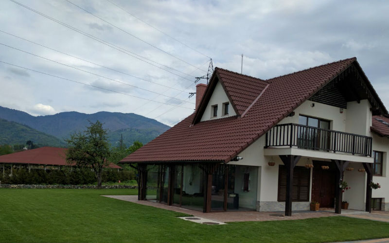 Pensiunea URSA - Curtea & Gradina