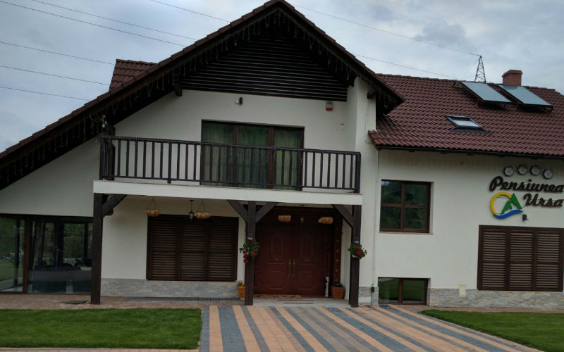 Pensiunea URSA - Curtea & Gradina