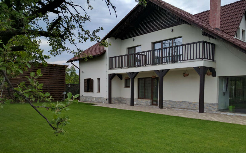 Pensiunea URSA - Curtea & Gradina