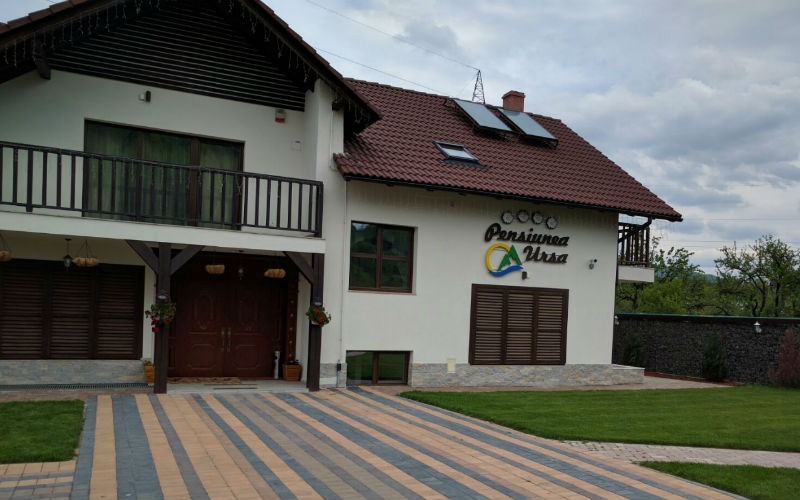 Pensiunea URSA - Curtea & Gradina