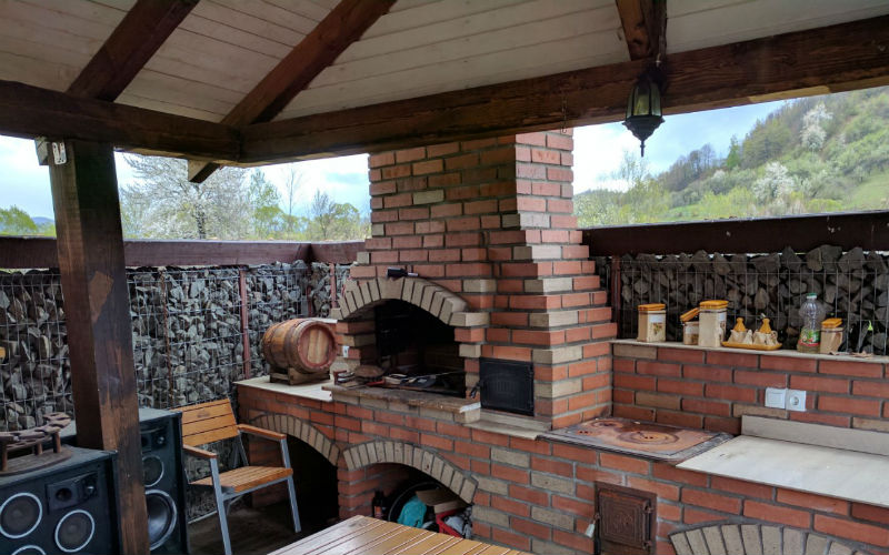 Pensiunea URSA - Curtea & Gradina